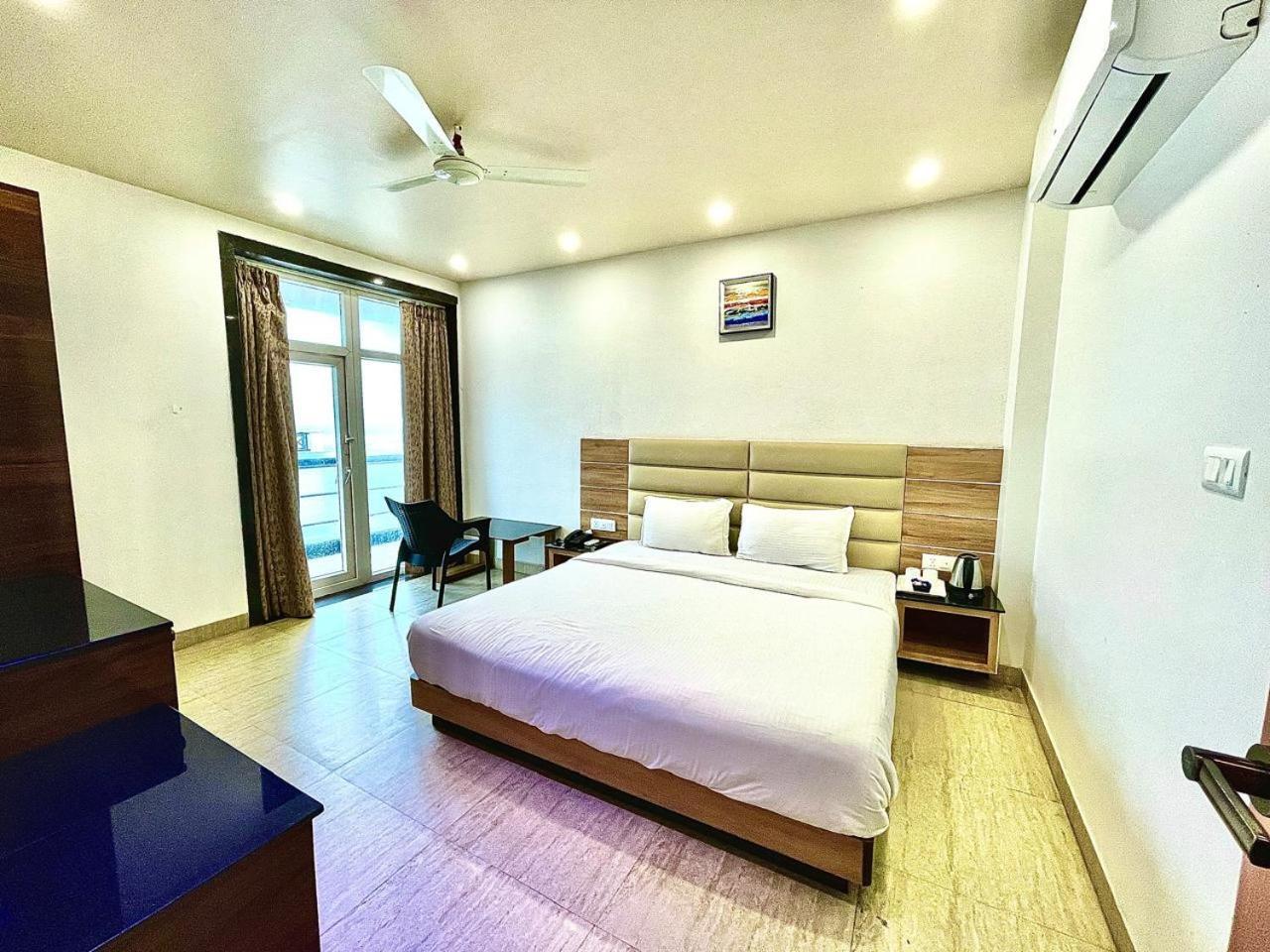 Gr Palace, In Front Of Sea-Beach With Breakfast, Swimming-Pool, Fully Air-Conditioned, Hotel With Parking Availability Puri Exterior foto