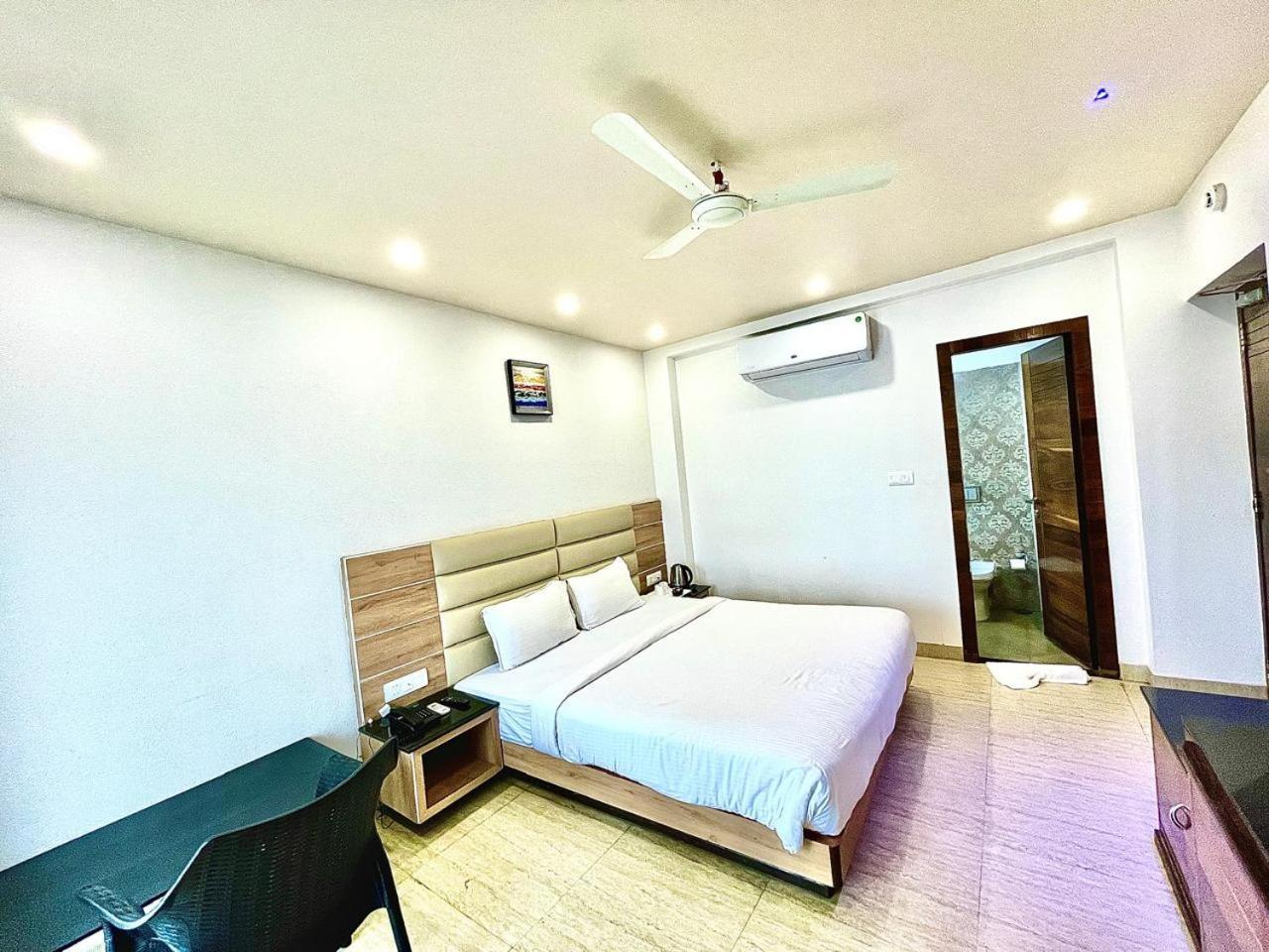 Gr Palace, In Front Of Sea-Beach With Breakfast, Swimming-Pool, Fully Air-Conditioned, Hotel With Parking Availability Puri Exterior foto