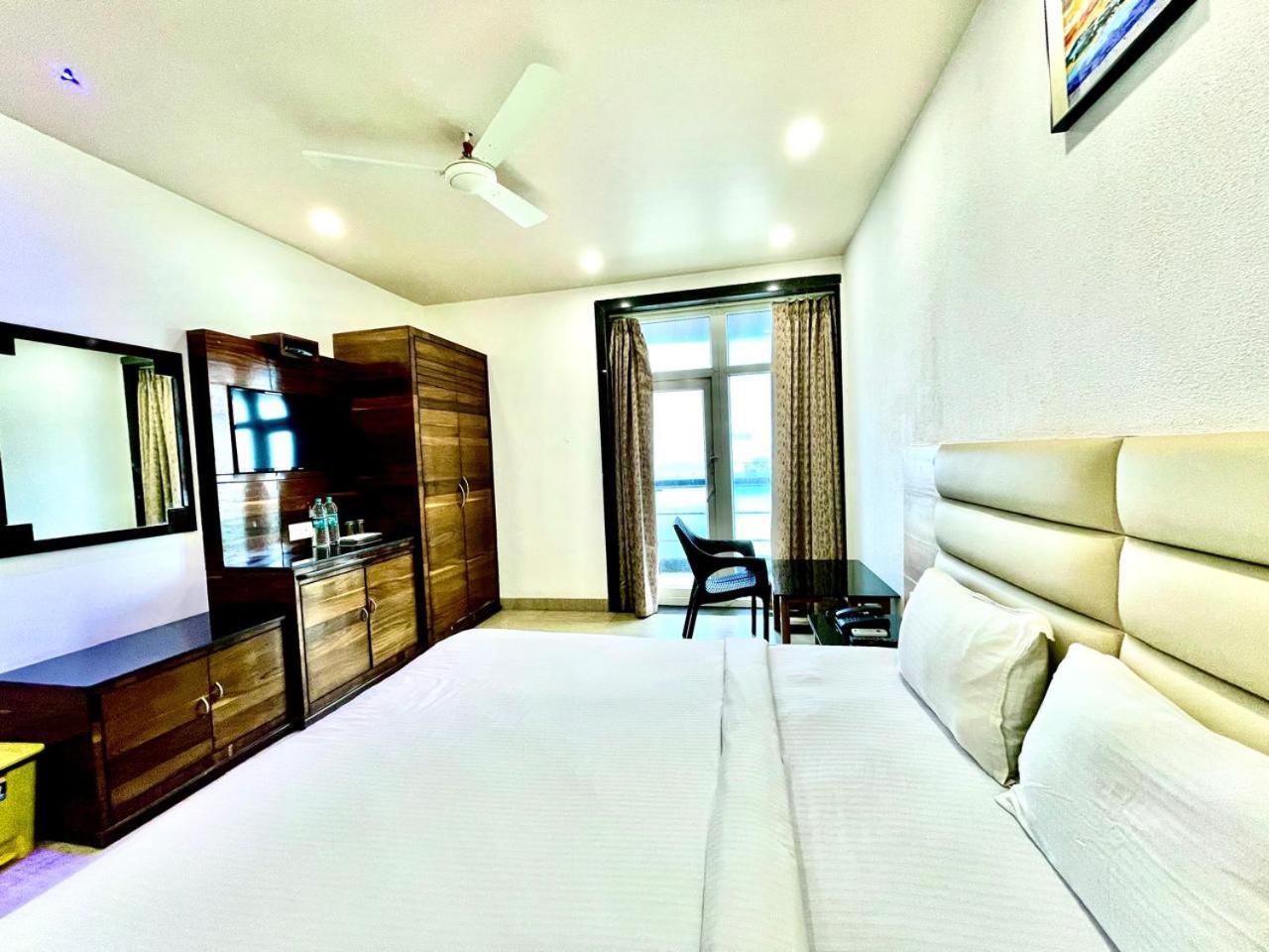 Gr Palace, In Front Of Sea-Beach With Breakfast, Swimming-Pool, Fully Air-Conditioned, Hotel With Parking Availability Puri Exterior foto